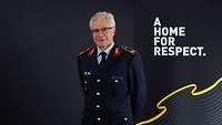 Brigadegeneral Alfred Marstaller Brigadegeneral Alfred Marstaller vor einer Werbewand mit dem Invictus Slogan "A Home for Respect"